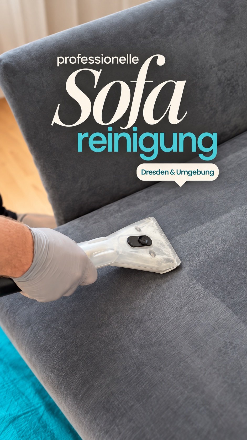 Reinigung eines dunklen Stoffsofas mit einem Polsterreinigungsgerät